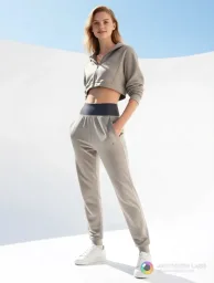 Spor günlük kıyafet kot hoodie · Editorial moda çekimi: kadın model